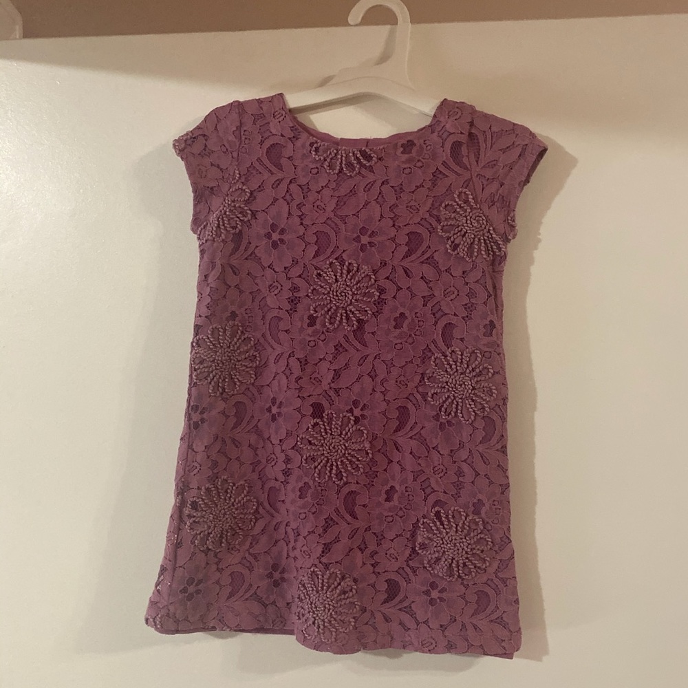 Beautiful 4T dress. Worn two times.  Excellent condition.